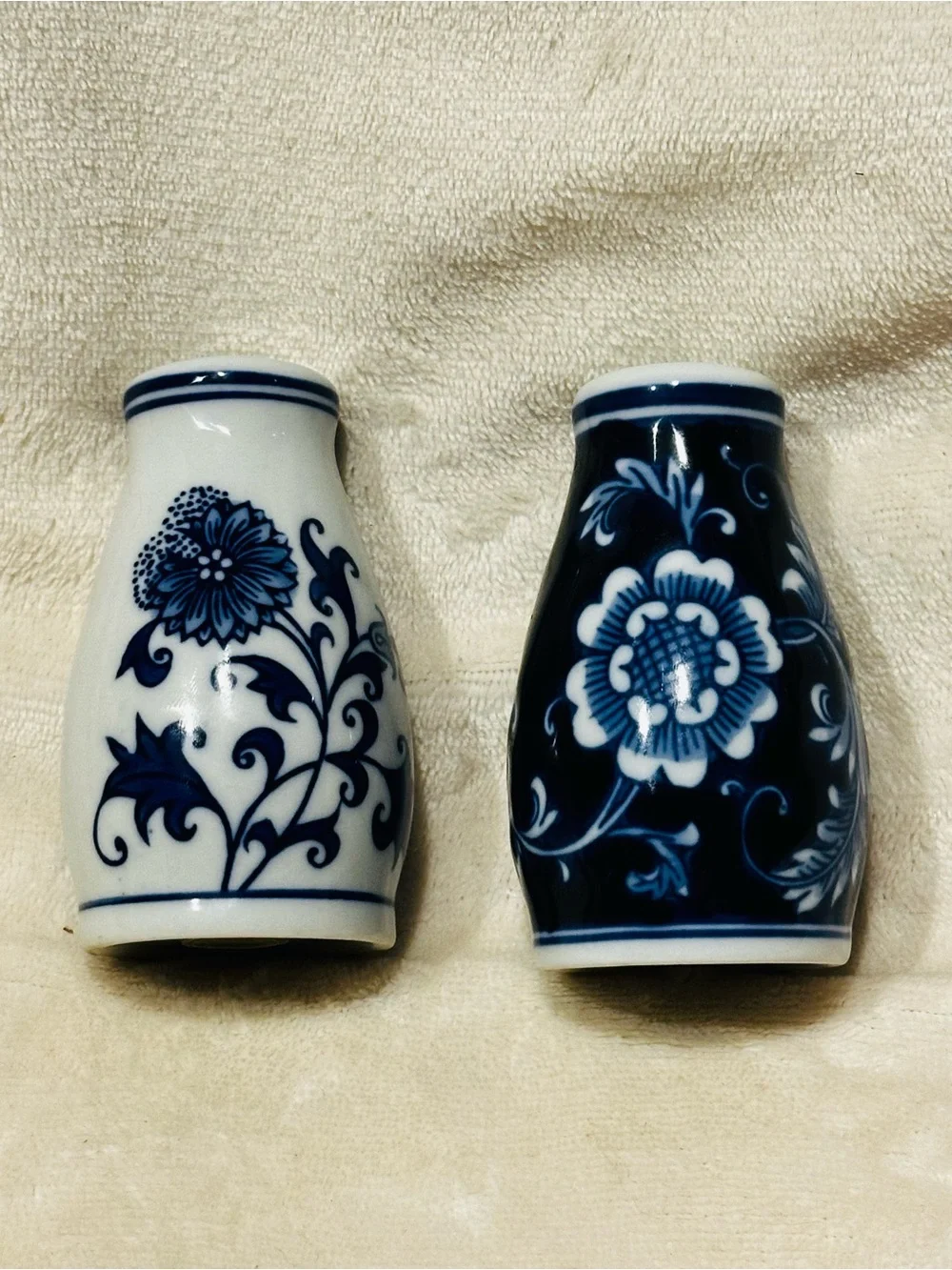 VTG Pier 1 Imports Chinoiserie Blue& White Porcelain S/P Shakers Floral EUC